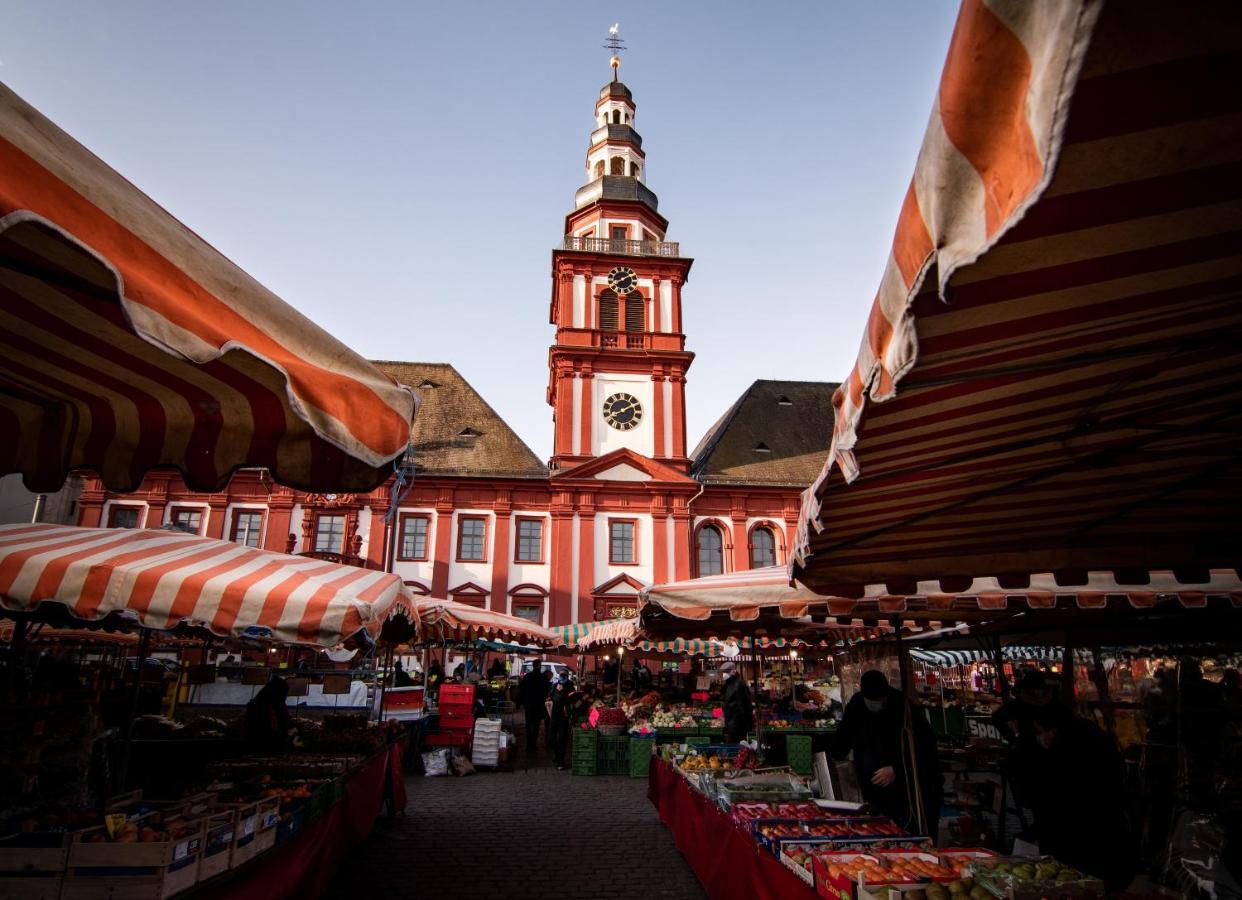 Hostel 曼海姆 外观 照片 The Christmas market in front of the church