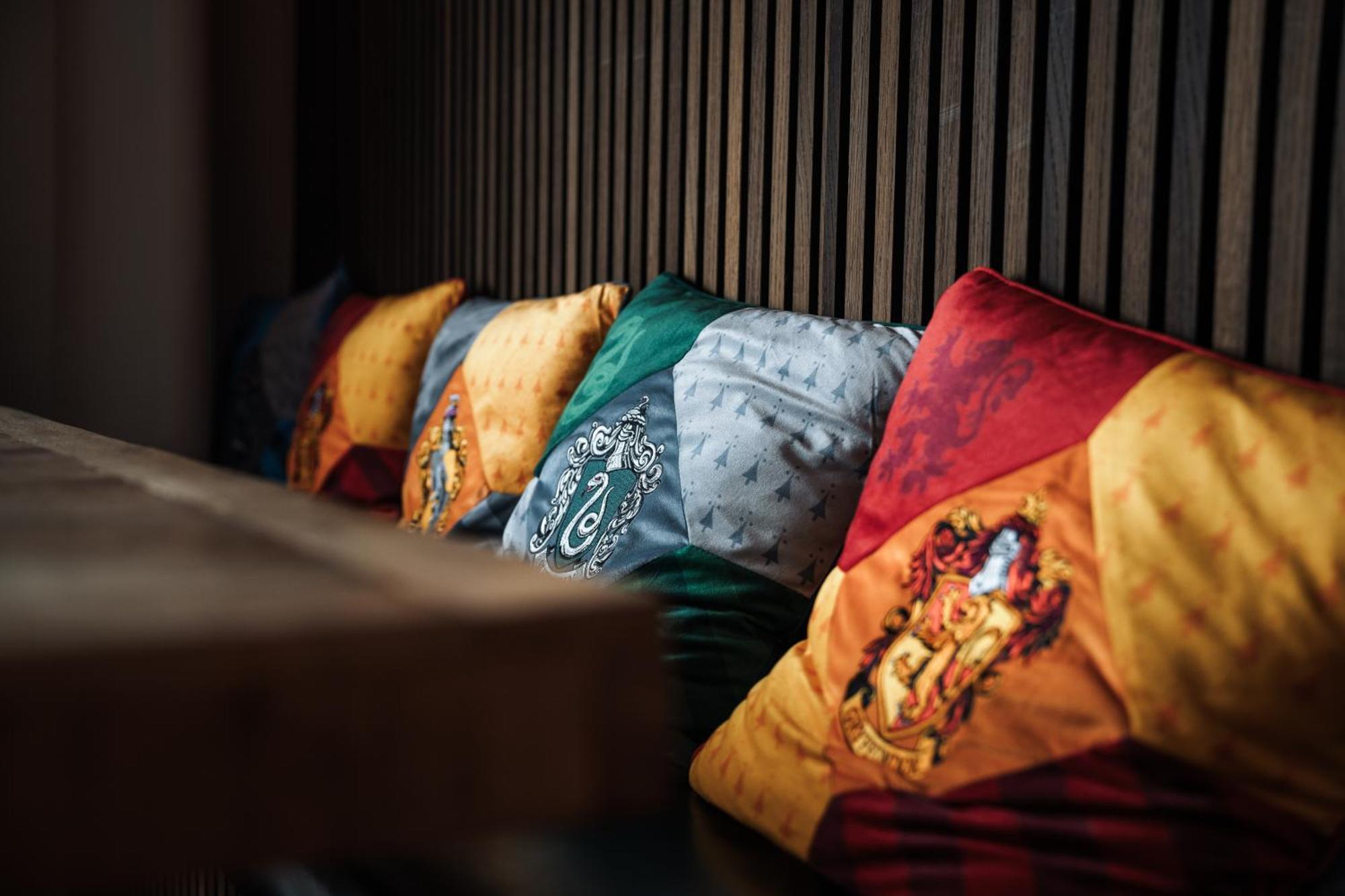 Hostel 曼海姆 外观 照片 Pillows with the coats of arms of the four houses