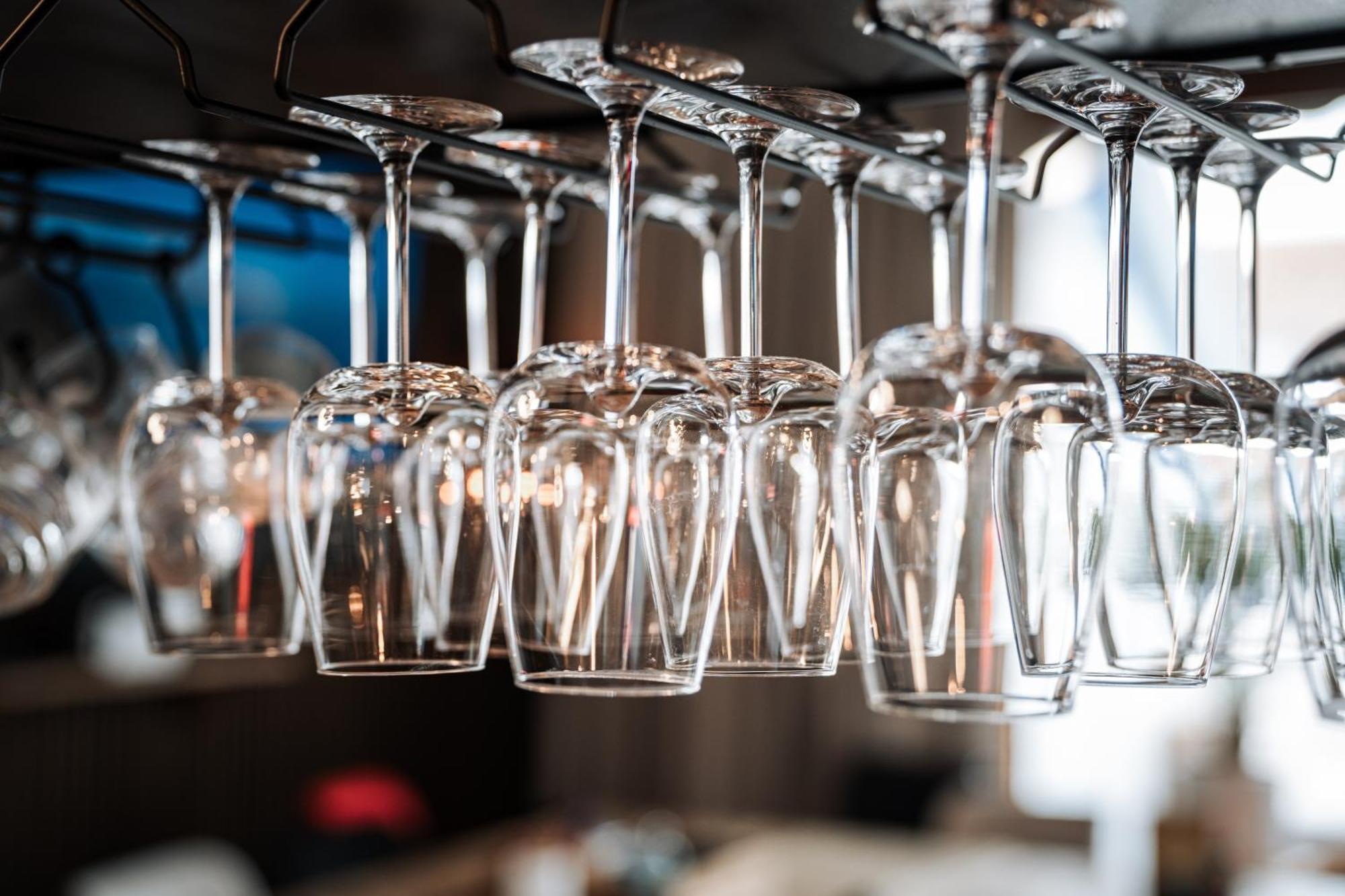 Hostel 曼海姆 外观 照片 Wine glasses hanging from a wine rack
