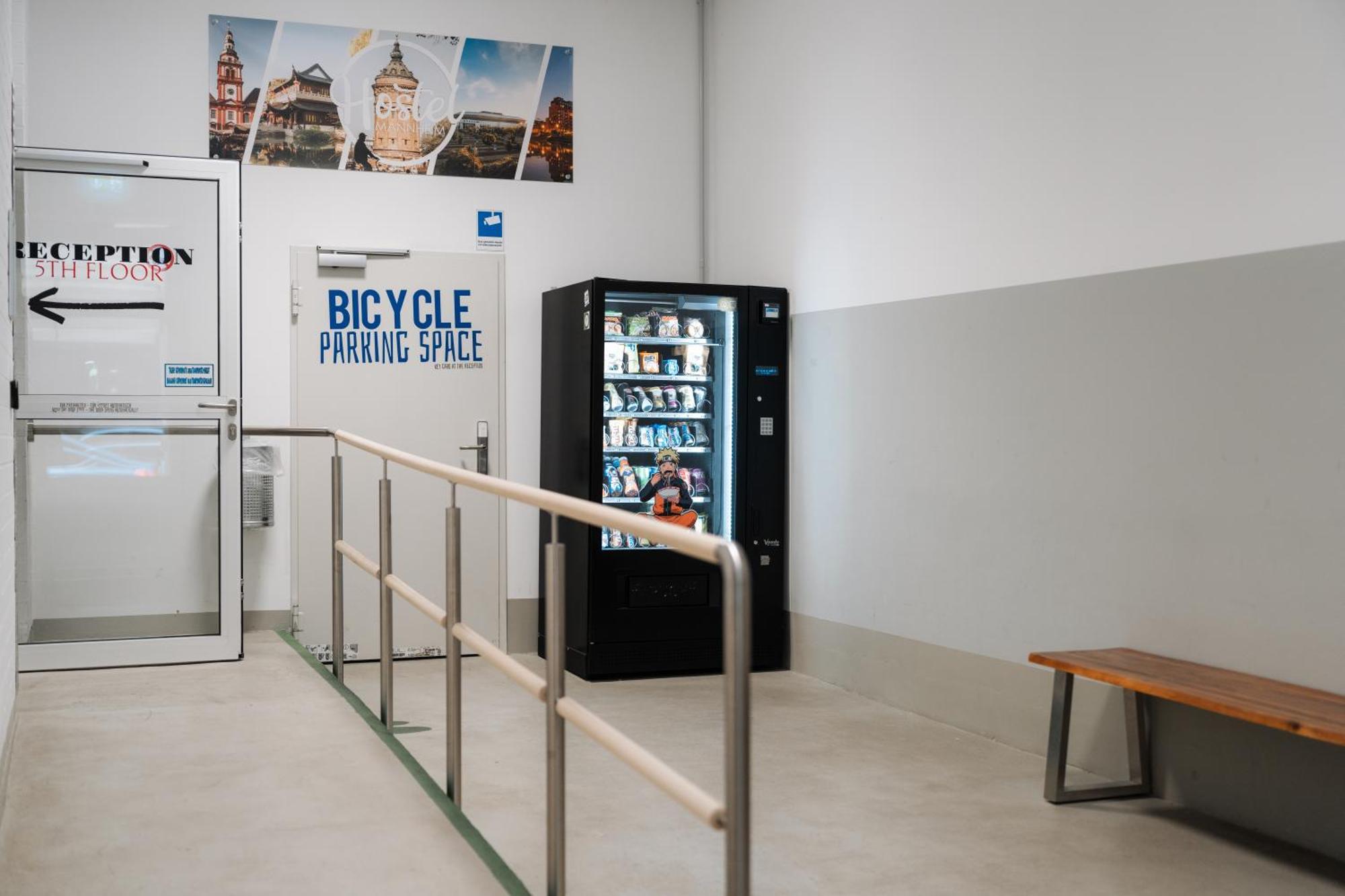 Hostel 曼海姆 外观 照片 A vending machine in a bicycle parking garage
