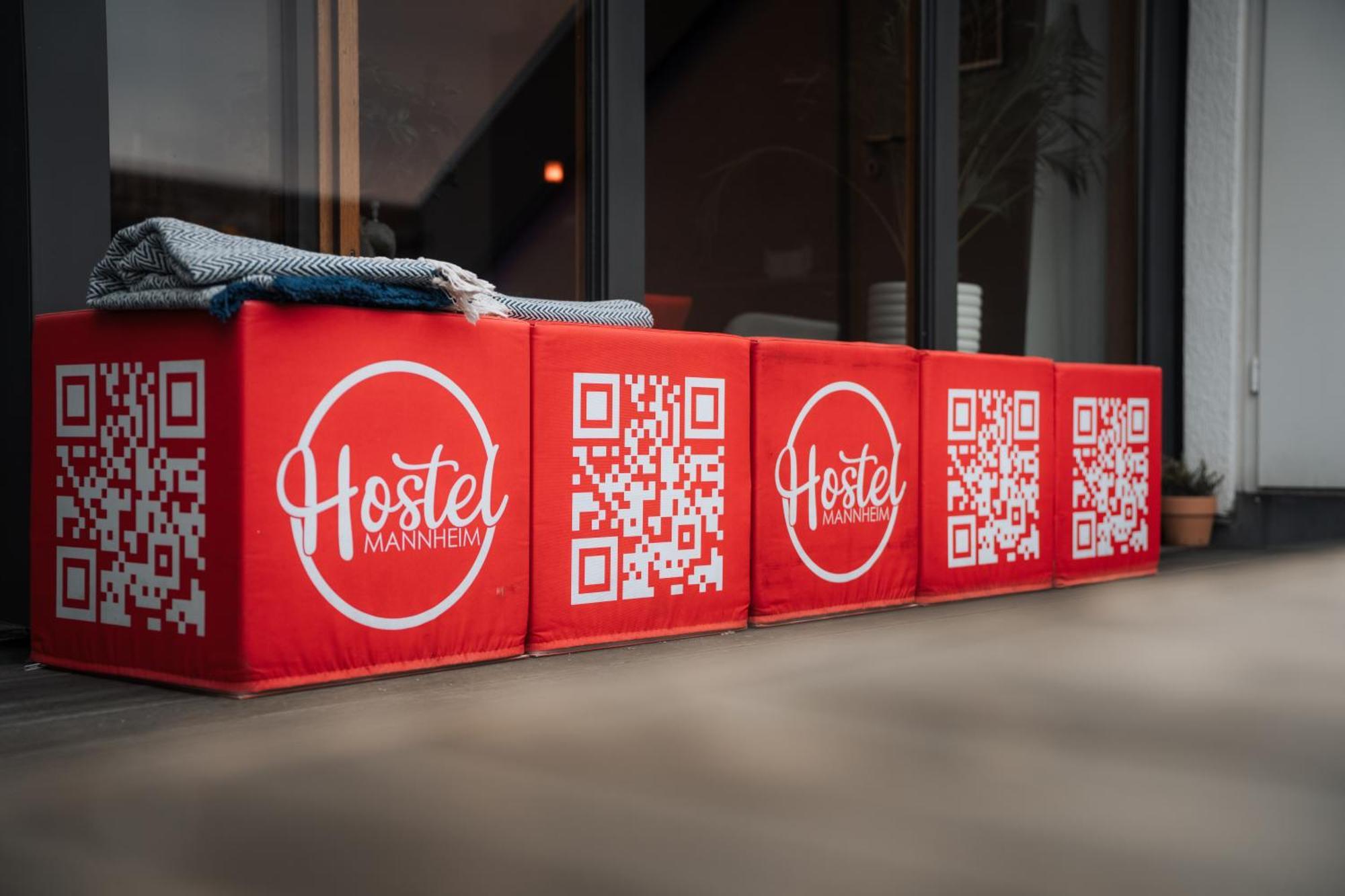 Hostel 曼海姆 外观 照片 QR codes on a bench