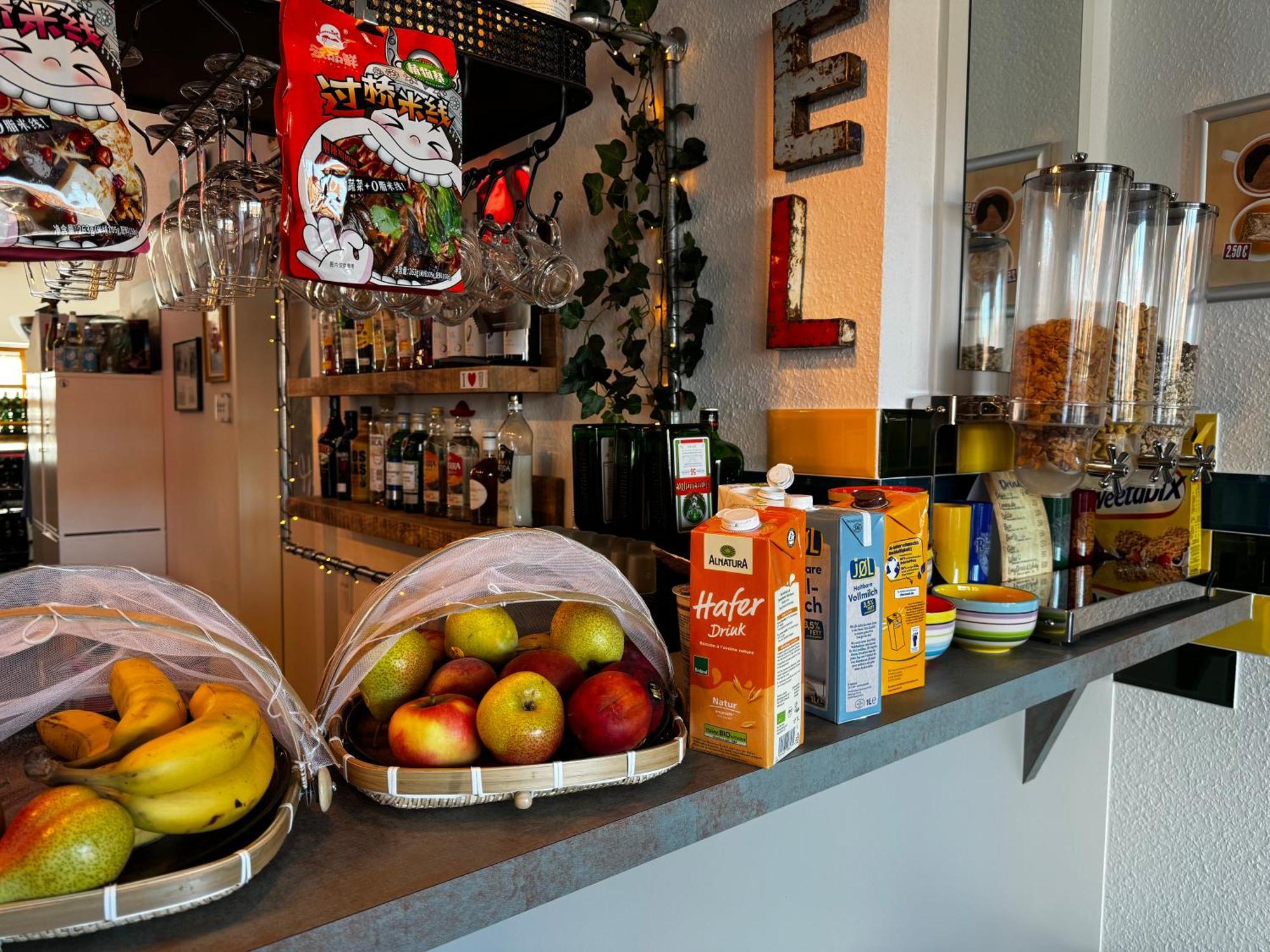 Hostel 曼海姆 外观 照片 Breakfast buffet at a German hotel